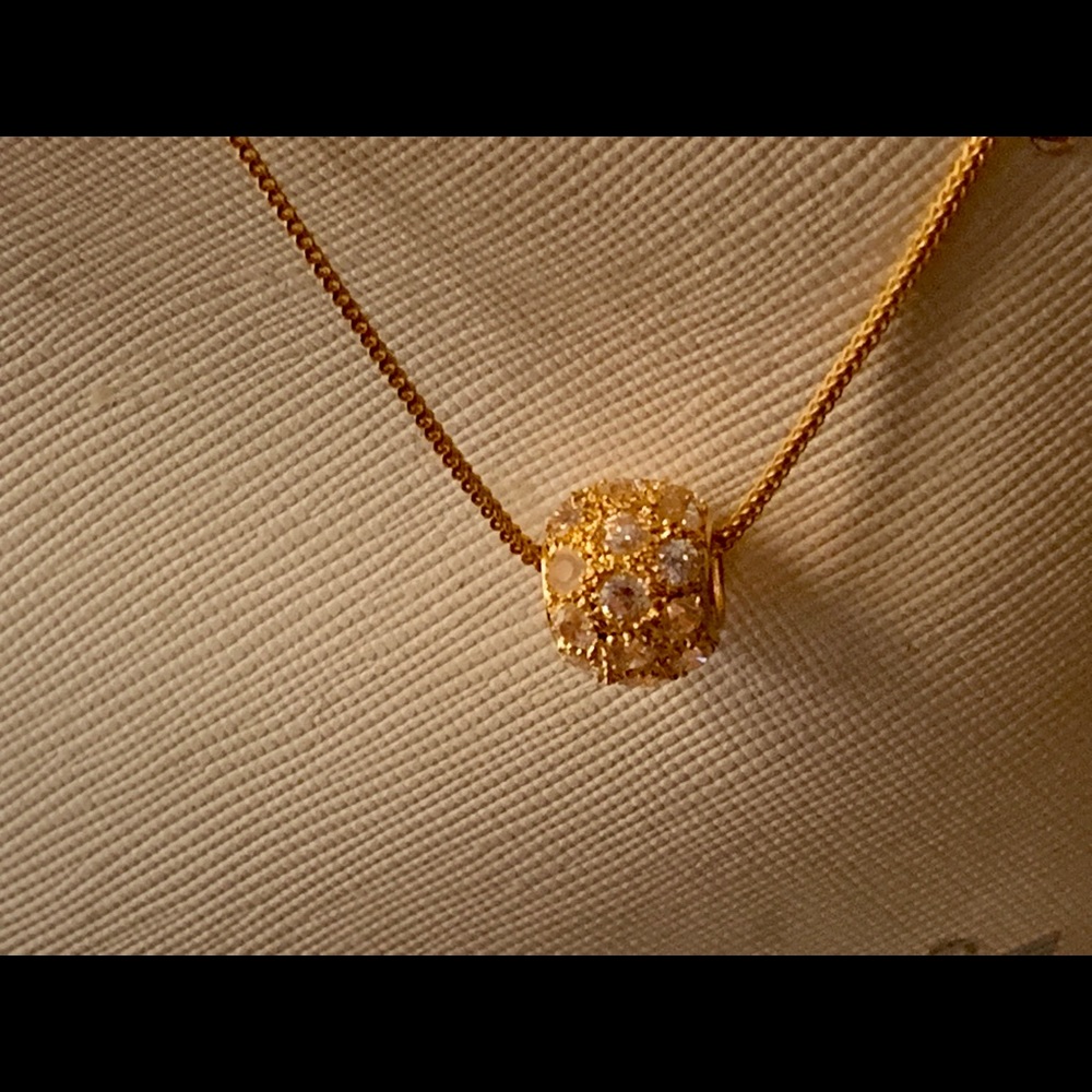Beautiful Timeless Gold Pendent!